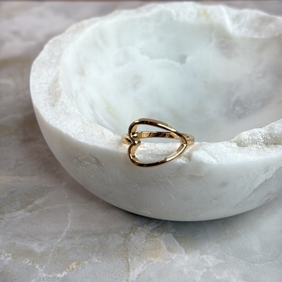 Elegant Gold Heart Ring - Picture 5 of 7